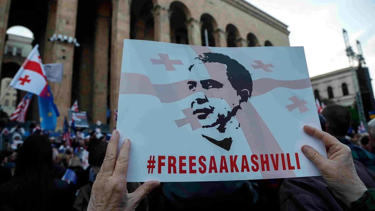 Плакат с требованием освободить Михаила Саакашвили на митинге возле Парламента Грузии, 9 апреля 2023 года. Фото: EPA-EFE / ZURAB KURTSIKIDZE