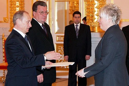 Marina Kaljurand presenting diplomatic credentials to Vladimir Putin, February 2006. Photo:  Wikimedia Commons , CC BY 4.0
