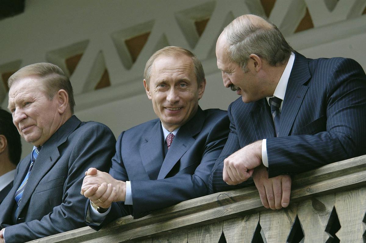 Ukrainian President Leonid Kuchma, Putin and Lukashenko chat during a people’s friendship festival held in the Ukrainian town of Novhorod-Siverskyi, 27 June 2004. Photo: EPA / ALEXEI PANOV