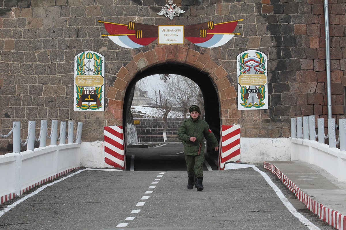 Российские солдаты маршируют у 102-й военной базы 2 декабря 2013 года в Гюмри, Армения. Фото: Саша Мордовец / Getty Images