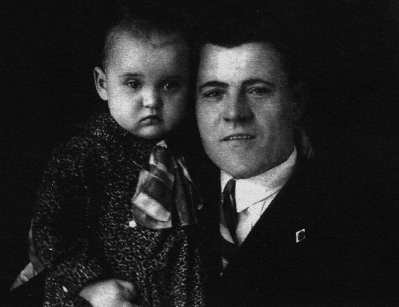 Людмила Гурченко с отцом Марком Гурченко. 1936 год. Фото: Википедия
