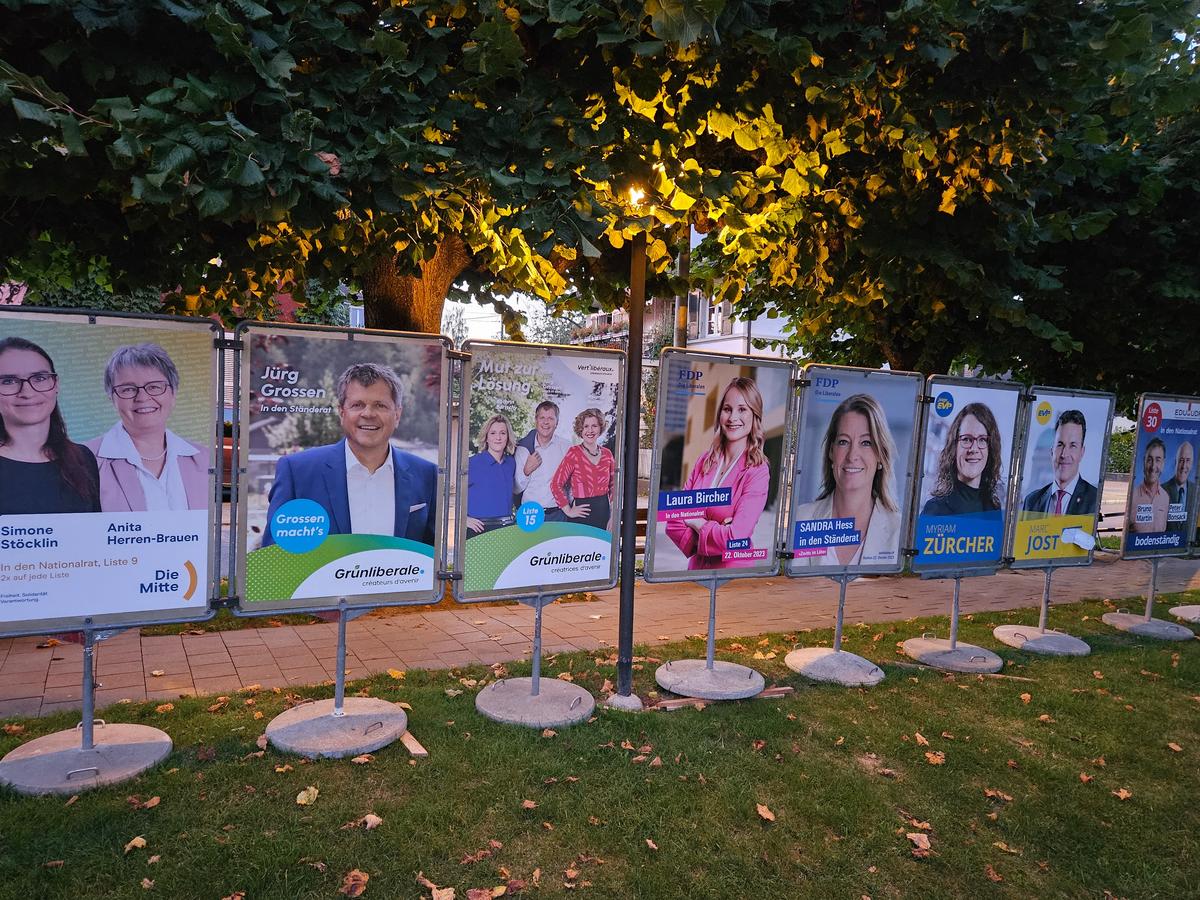 Агитационные плакаты политических партий на выборах 2023 года, Швейцария. Фото: Игорь Петров, специально для «Новой-Европа»