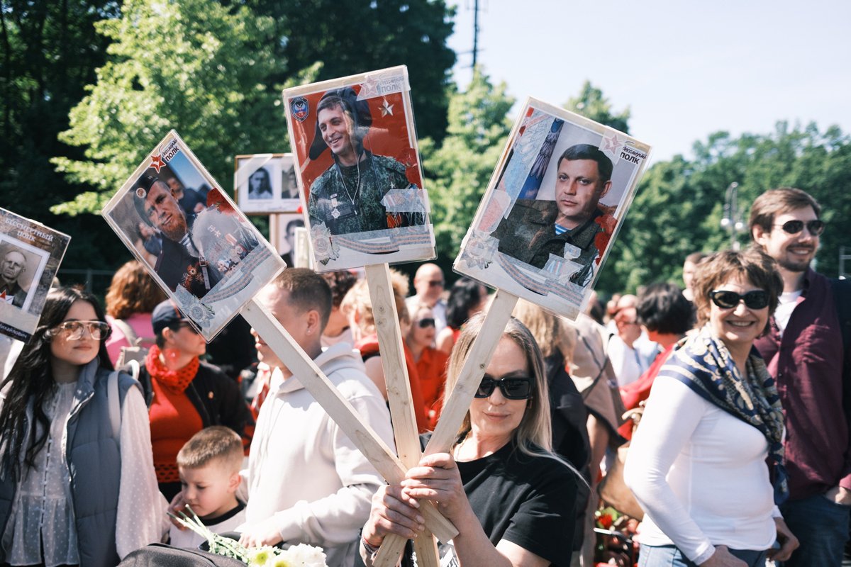 Участница Бессмертного полка с портретами сепаратистов из «ДНР». Фото: Даниил Маштаков
