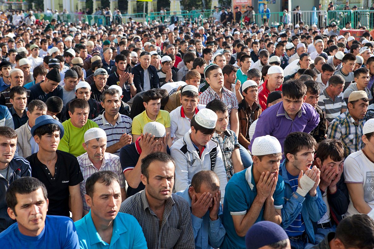 Мусульмане отмечают Ид аль-Фитр в конце Рамадана в Москве, 8 августа 2013 года. Фото: David Trilling / Alamy / Vida Press