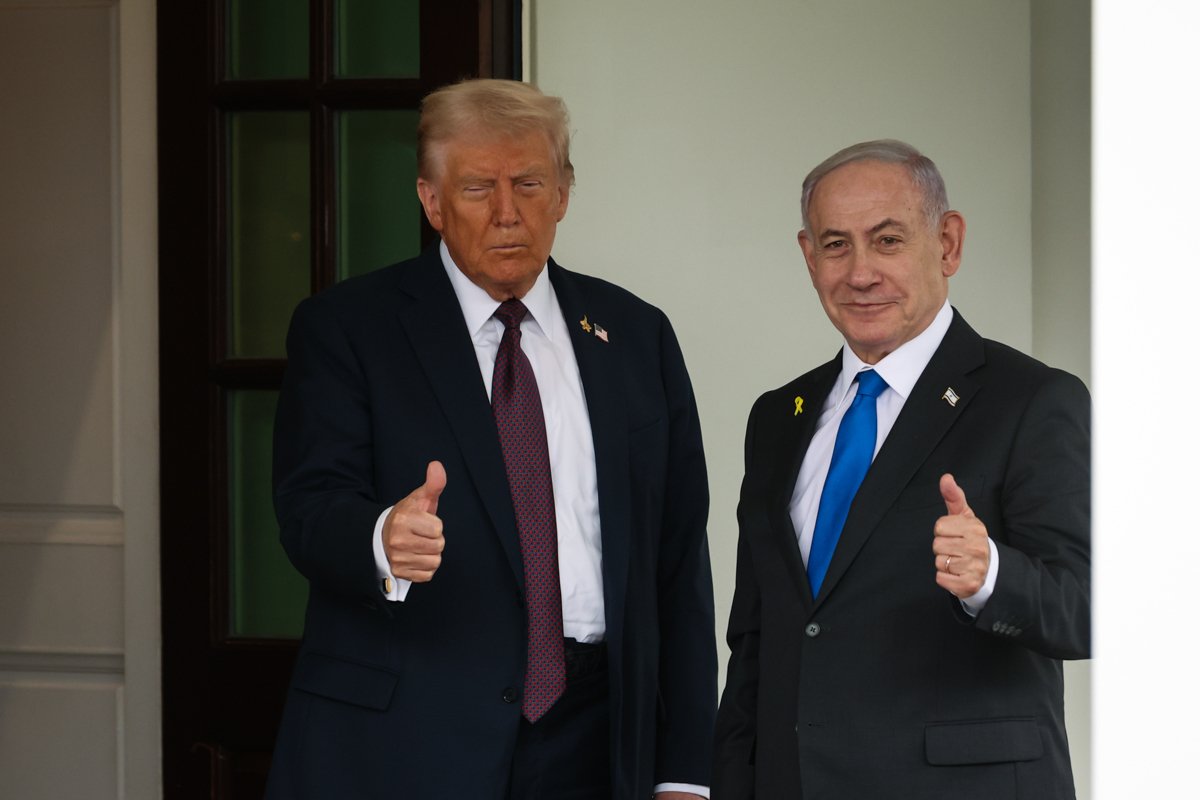 Президент США Дональд Трамп приветствует премьер-министра Израиля Биньямина Нетаньяху в Белом доме на встрече в Вашингтоне 29 сентября 2025 года. Фото: Allison Bailey / NurPhoto / Shutterstock / Rex Features / Vidapress