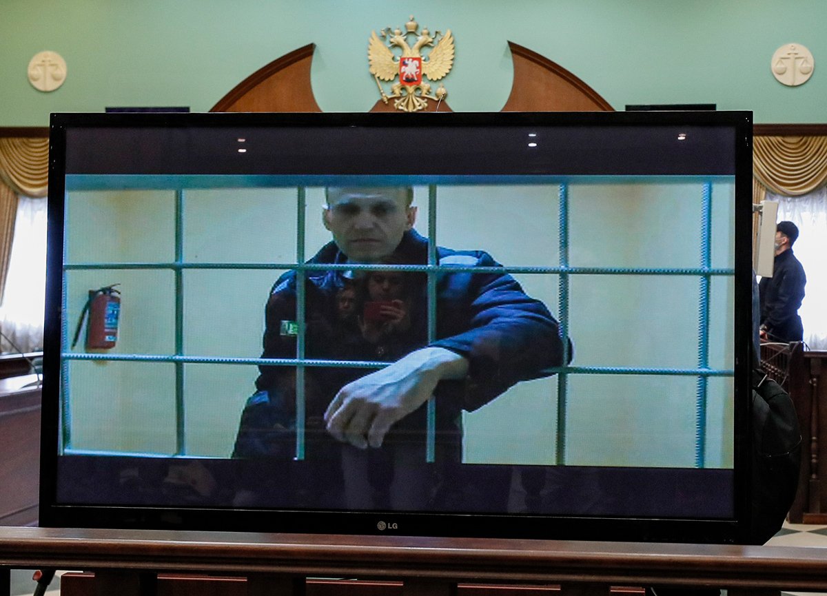 Алексей Навальный на заседании суда по видеосвязи. 24 мая 2022 года. Фото: Юрий Кочетков / EPA-EFE