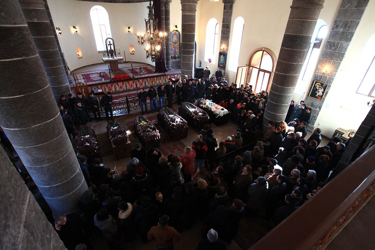 Похороны шести членов семьи Аветисян, убитых Валерием Пермяковым в армянском городе Гюмри, 15 января 2015 года. Фото: Melik Baghdasaryan / Anadolu Agency / Getty Images