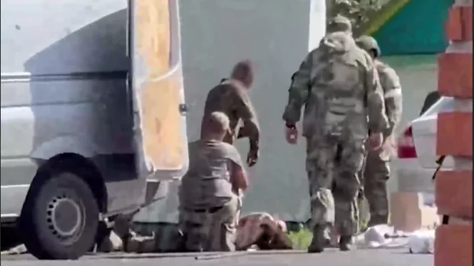 В Курской области заметили вооруженных российских силовиков в гражданской одежде