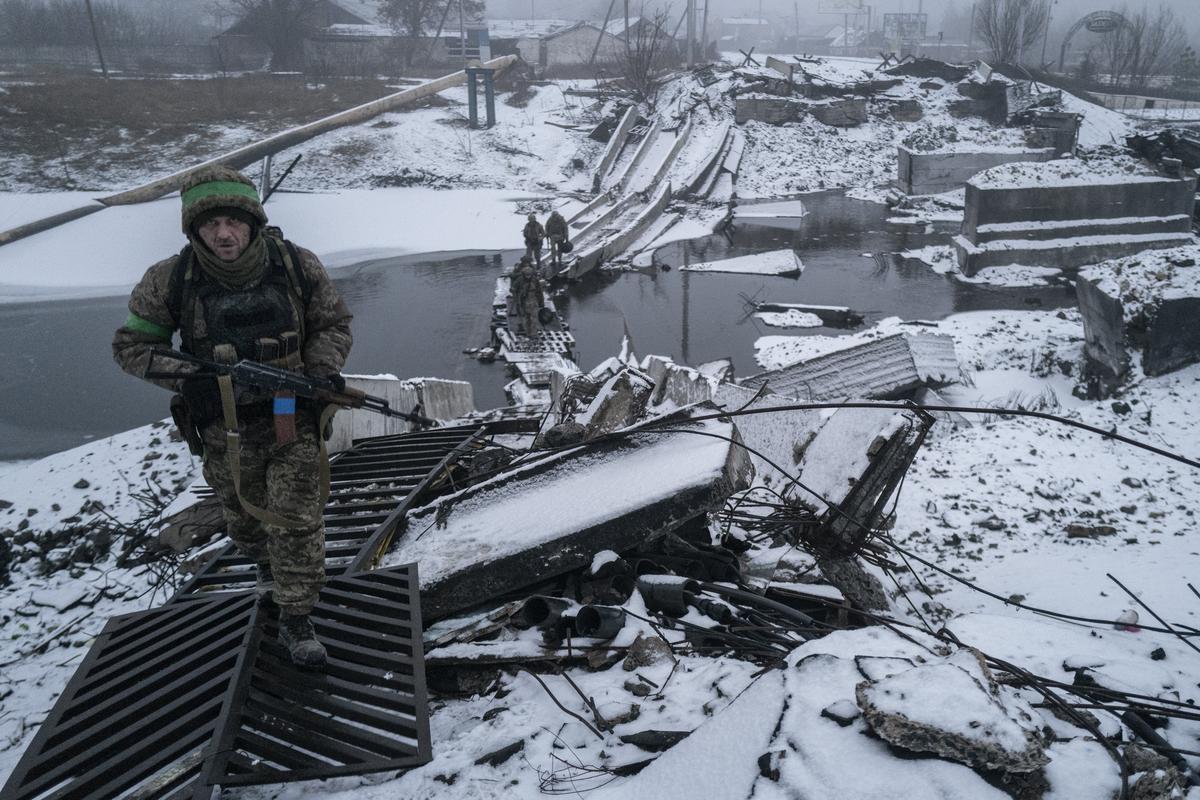 Украинские солдаты возвращаются с линии фронта в Бахмуте, 29 января 2023 года. Фото: Marek M. Berezowski / Anadolu Agency / Getty Images