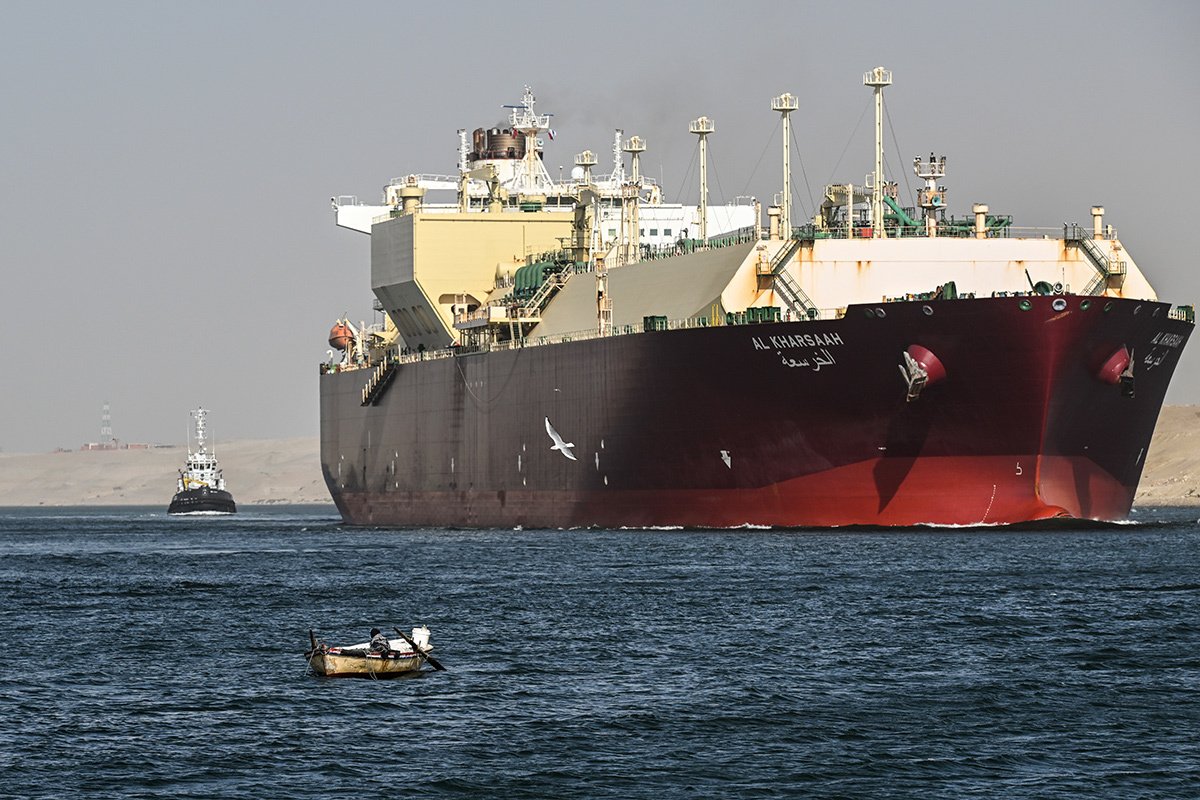 Корабль пересекает Суэцкий канал в направлении Красного моря в Исмаилии, Египет, 22 декабря 2023 года. Фото: Mohamed Hossam / EPA-EFE