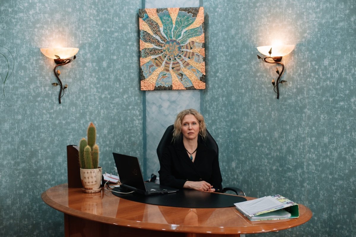 Наталья Гаряева за рабочим столом ее бывшего мужа Андрея. Фото: «Смола»
