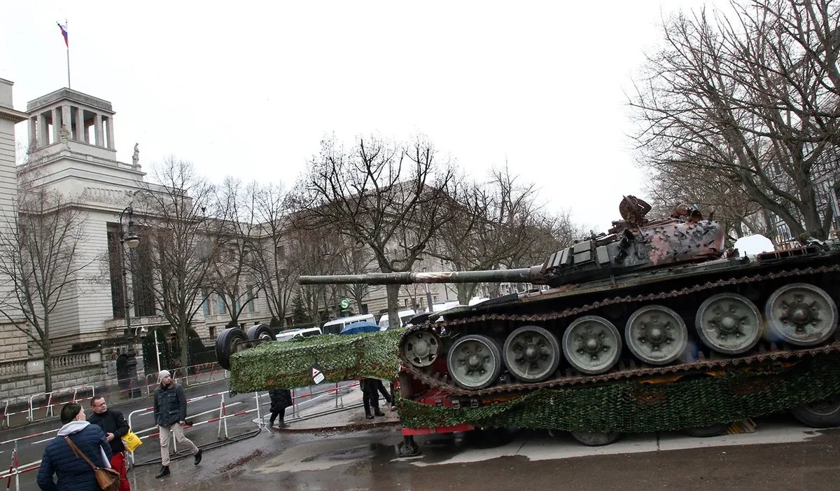 A burned out Russian tank, sent from Ukraine and placed in front of the Russian embassy in Berlin, Germany. Photo: Wolfgang Kumm / picture alliance / Getty Images