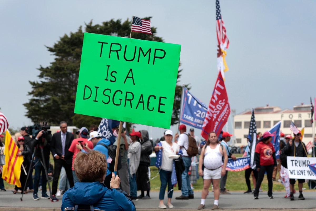 Противники и сторонники Трампа во время сбора средств на избирательную кампанию в Сан-Франциско, Калифорния, США, 6 июня 2024 года. Фото: John G. Mabanglo / EPA-EFE