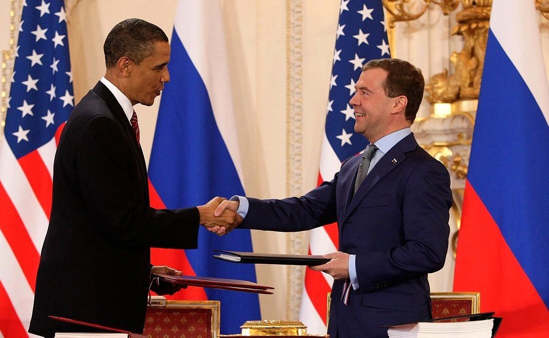 Барак Обама и Дмитрий Медведев после подписания договора СНВ-III в Пражском Граде, 8 апреля 2010 года. Фото:  Wikimedia Commons , Kremlin.ru, CC BY 4.0