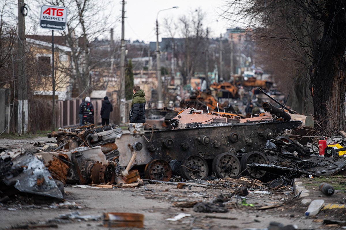 Разрушенные транспортные средства и российские танки в Ирпене, Украина, 6 апреля 2022 года. Фото: Laurel Chor / SOPA Images / LightRocket / Getty Images