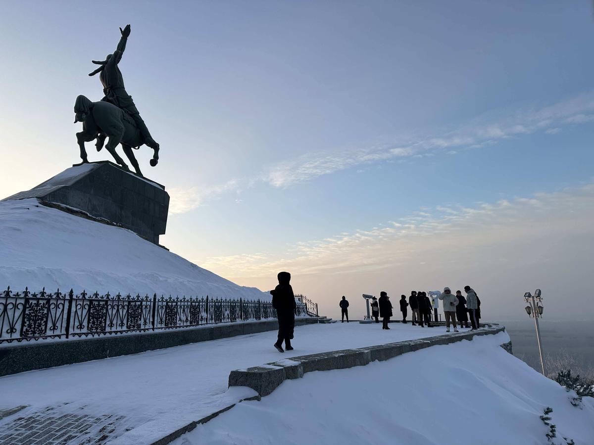 У памятника Салавату Юлаеву. Фото: Фаина Мурзаева