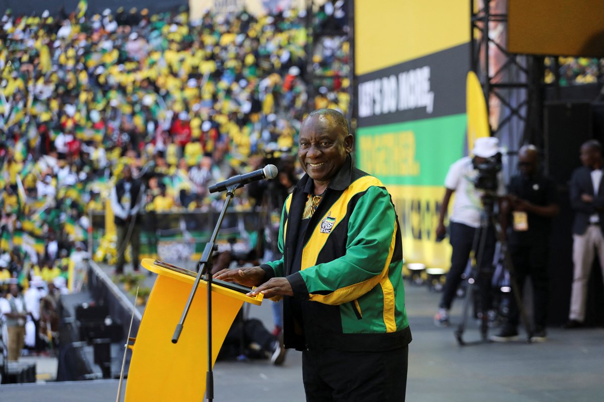 Президент Африканского национального конгресса (АНК) Сирил Рамафоса выступает на митинге партии перед выборами на стадионе в Йоханнесбурге, ЮАР, 25 мая 2024 года. Фото: Alaister Russell / Reuters / Scanpix / LETA