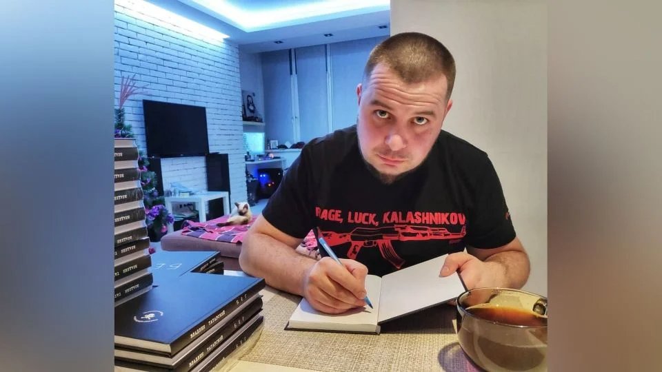 Vladlen Tatarsky signing his books. Photo: social media