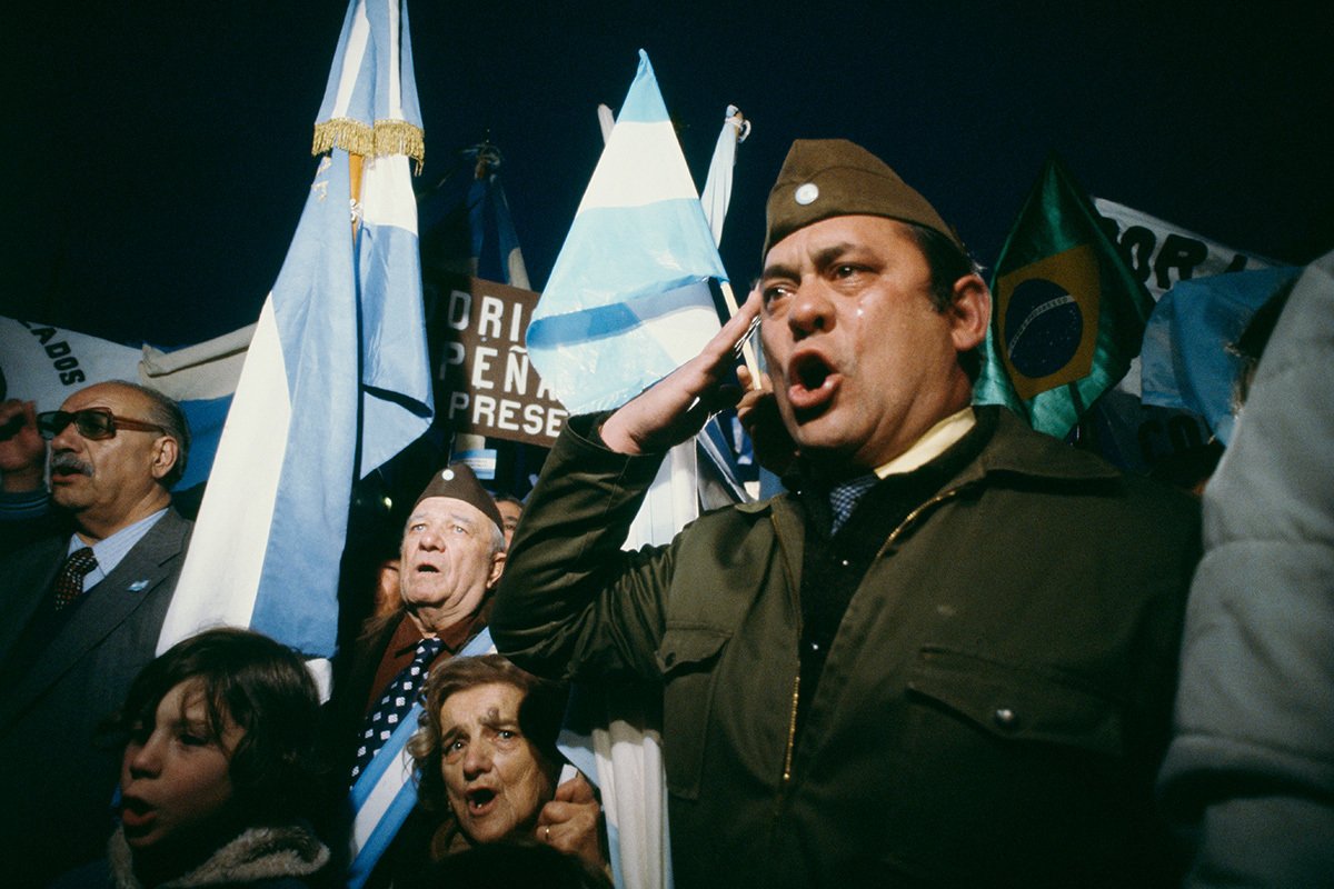 Аргентинские военные резервисты исполняют национальный гимн во время Фолклендской войны, 26 апреля 1982 года. Фото: Alain Nogues / Sygma / Getty Images