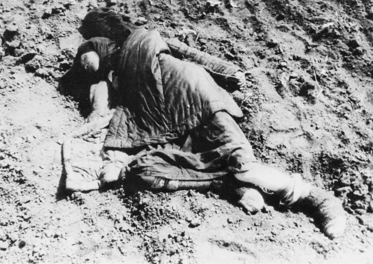 Тело женщины, умершей от голода, Полтавская область, 1934 год. Фото: Daily Express / Hulton Archive / Getty Images