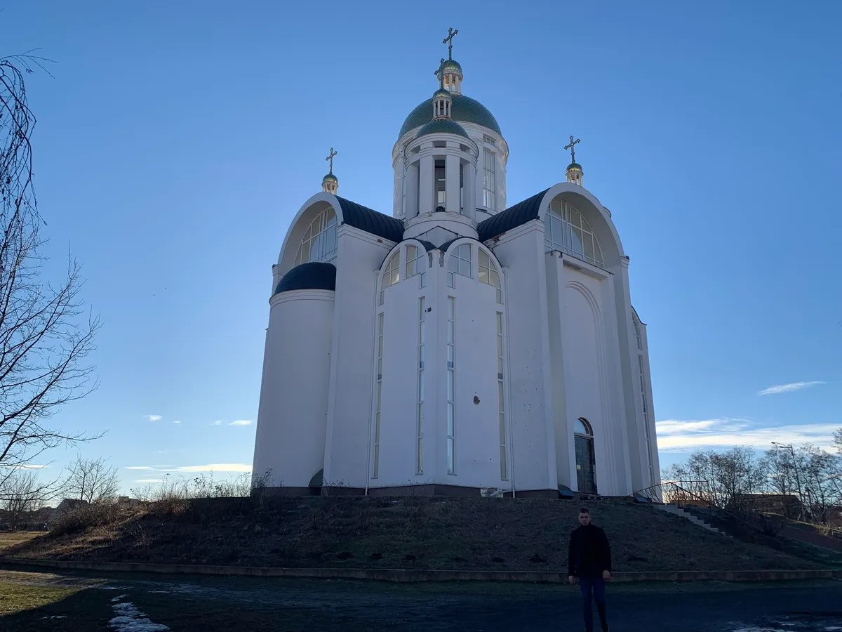 No signs of shelling left on the façade of the St. Andrew cathedral following repair works. Photo: Olga Musafirova, exclusively for Novaya Gazeta Europe