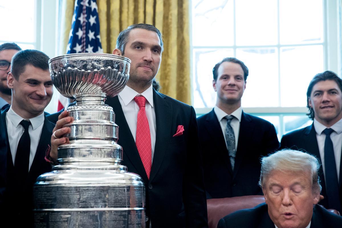 Александр Овечкин стоит рядом с Кубком Стэнли, игроками Национальной хоккейной лиги и президентом США Дональдом Трампом, 2018 год. Фото: EPA-EFE/MICHAEL REYNOLDS