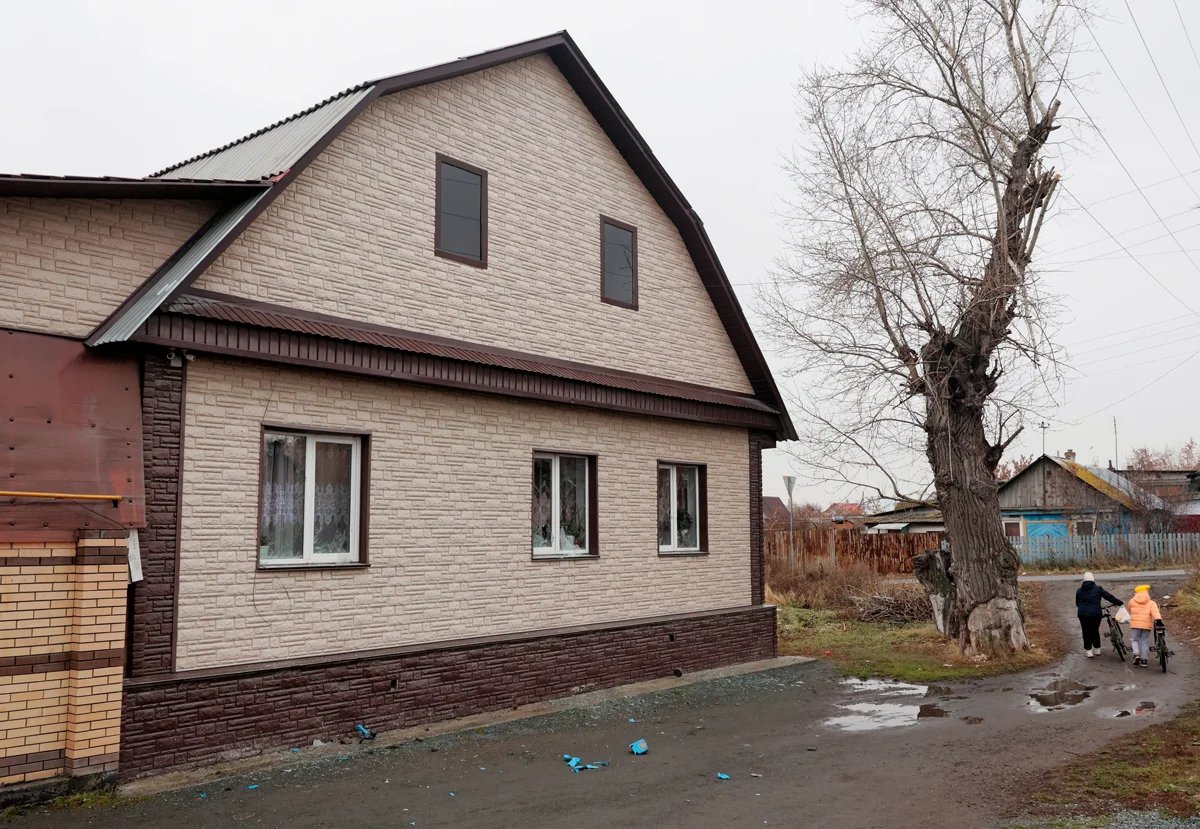 A house with broken windows in Korkino, 27 October 2024. Photo: Marina Moldavskaya / Kommersant / Sipa USA / Vida Press