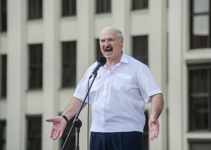 Lukashenko attempts to rally his supporters in Minsk as demonstrations against his rule grow across Belarus, 16 August 2020. Photo: EPA-EFE / YAUHEN YERCHAK