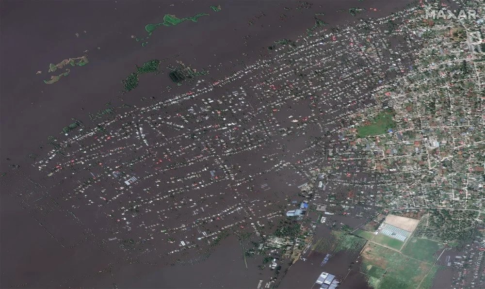 A satellite image provided by Maxar Technologies shows the flooded town of Krynky after the collapse of the Kakhovka HPP. Photo: EPA-EFE/MAXAR TECHNOLOGIES HANDOUT