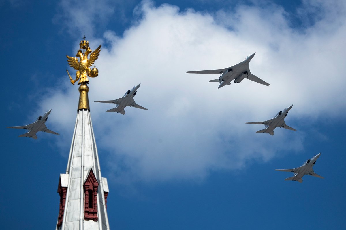 Стратегические бомбардировщики ВВС России Ту-160 и Ту-22М3 пролетают над Красной площадью во время военного парада в Москве, 24 июня 2020 года. Фото: Павел Головкин / EPA-EFE