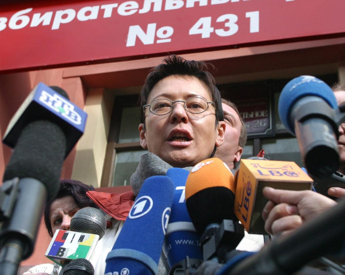 Ирина Хакамада общается с прессой. 14 марта 2004 г., на избирательном участке в Москве. Фото: Максим Малиновский / EPA