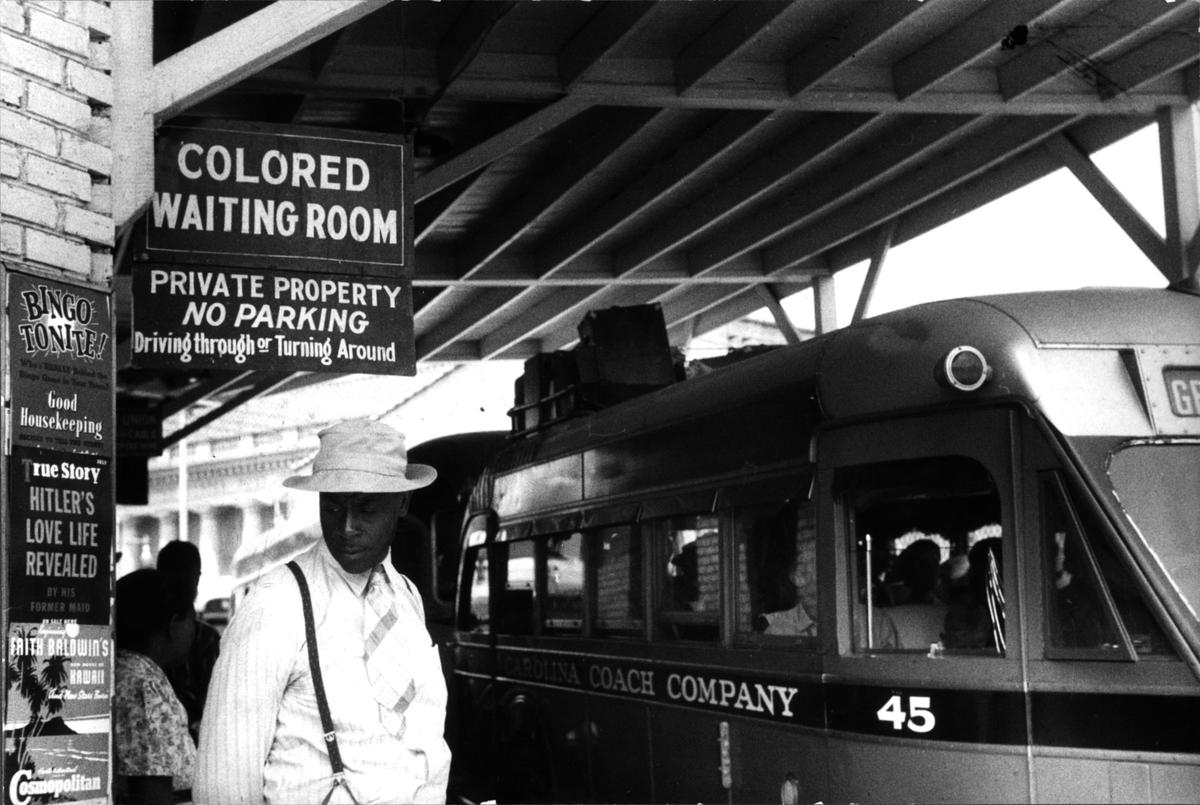 Надпись на здании автовокзала: «Зал ожидания для цветных». Дарем (Северная Каролина), 1940 год. Фото:  Wikimedia Commons