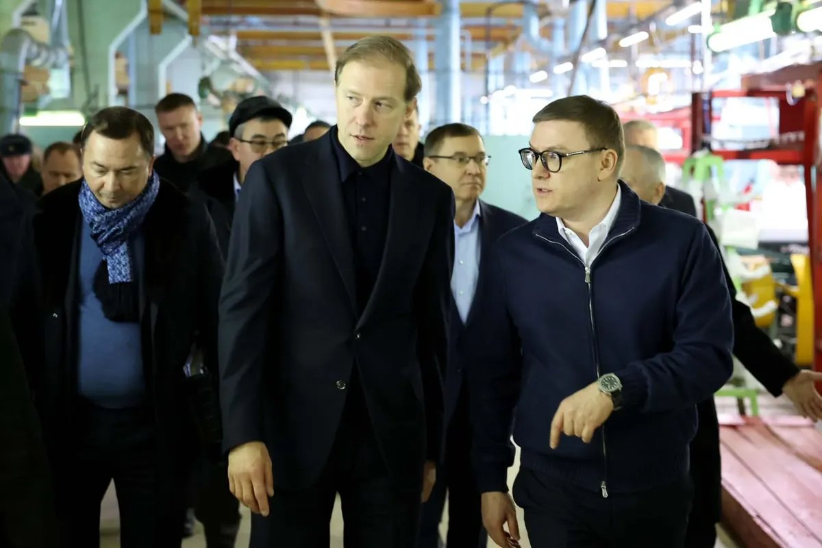 Minister of Industry and Trade Denis Manturov during a visit to the Chelyabinsk region industrial facilities. Photo: gubernator74.ru