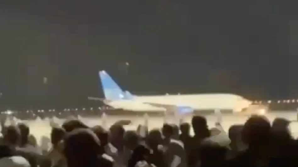 Пассажир рейса из Тель-Авива рассказал, что их во время погрома эвакуировали из аэропорта Махачкалы на военном вертолете