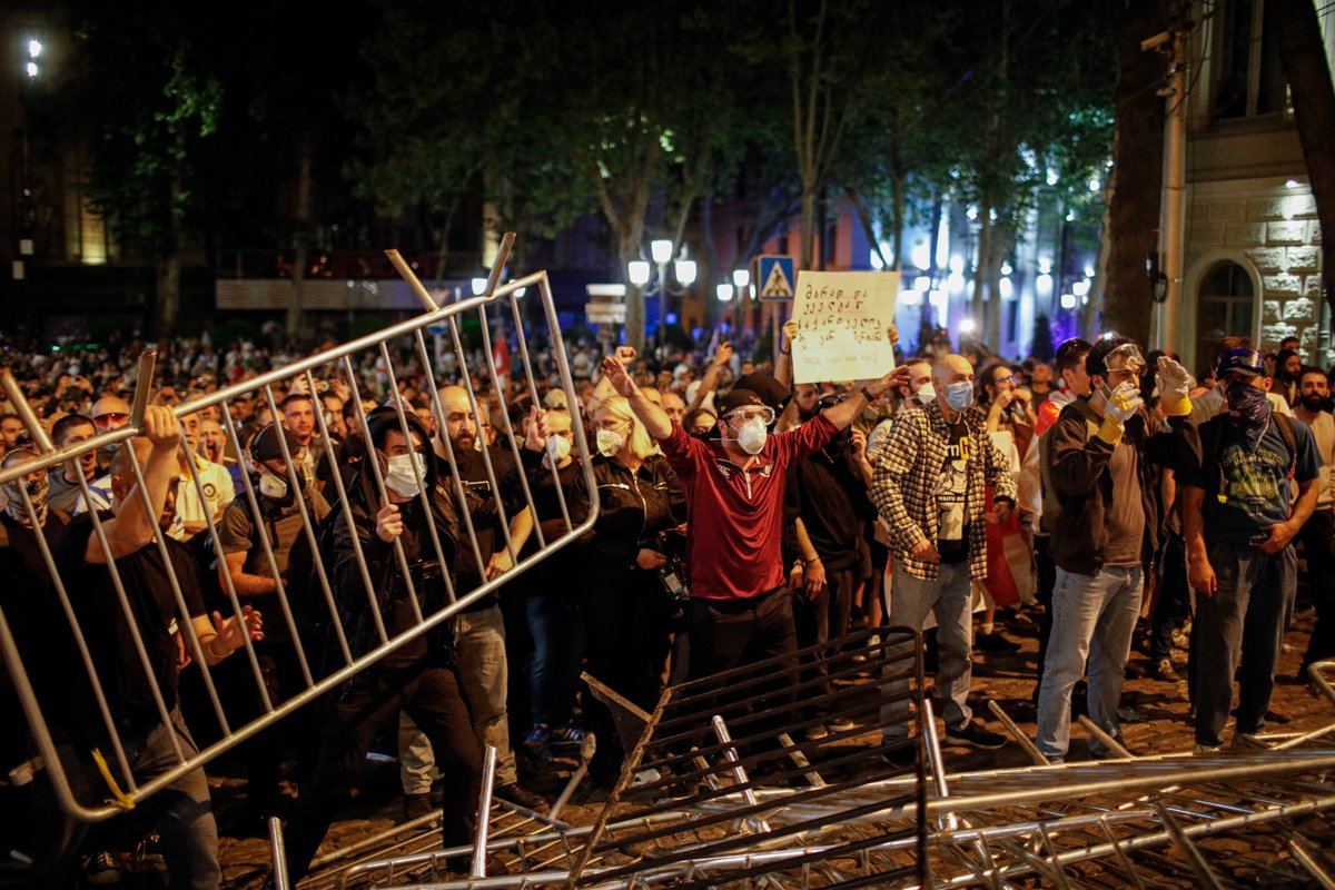 Сторонники грузинской оппозиционной партии перед полицейскими баррикадами, 30 апреля. Фото: David Mdzinarishvili / EPA-EFE
