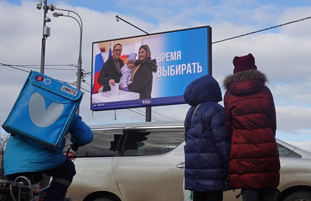 A billboard reading ‘Time to choose’. Moscow, 11 March. Photo: EPA-EFE/MAXIM SHIPENKOV