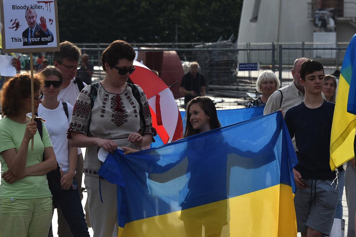 Каждый понедельник на кафедральной площади Вильнюса проходит акция в поддержку Украины. Фото: Василий Максимов, специально для «Новой газеты. Европа»