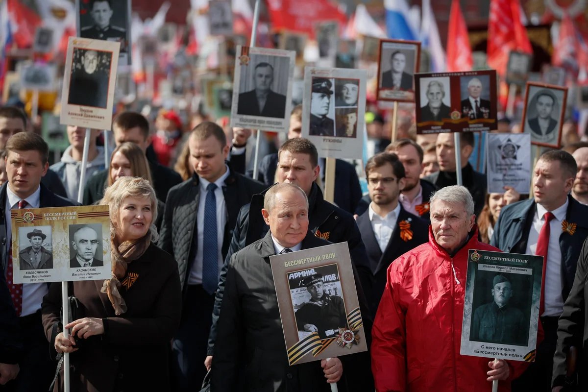 Vladimir Putin joins colleagues in the Immortal Regiment parade, in which Russians hold up portraits of their relatives who fought in World War II, Moscow, 9 May 2022. Photo: Yuri Kochetkov / EPA-EFE