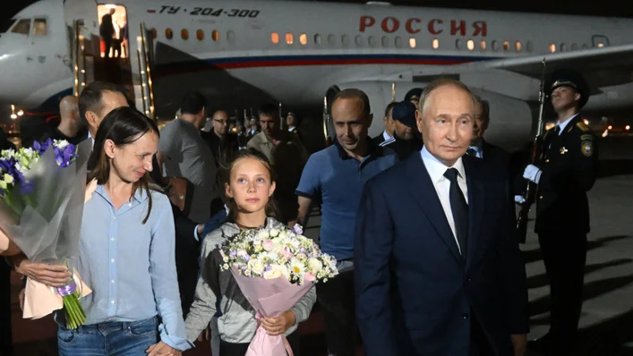 Главное позитивное событие года — обмен заключенными, в результате которого на свободу вышли Илья Яшин, Владимир Кара-Мурза и другие политзэки. Какой из этих комментариев написали не боты?