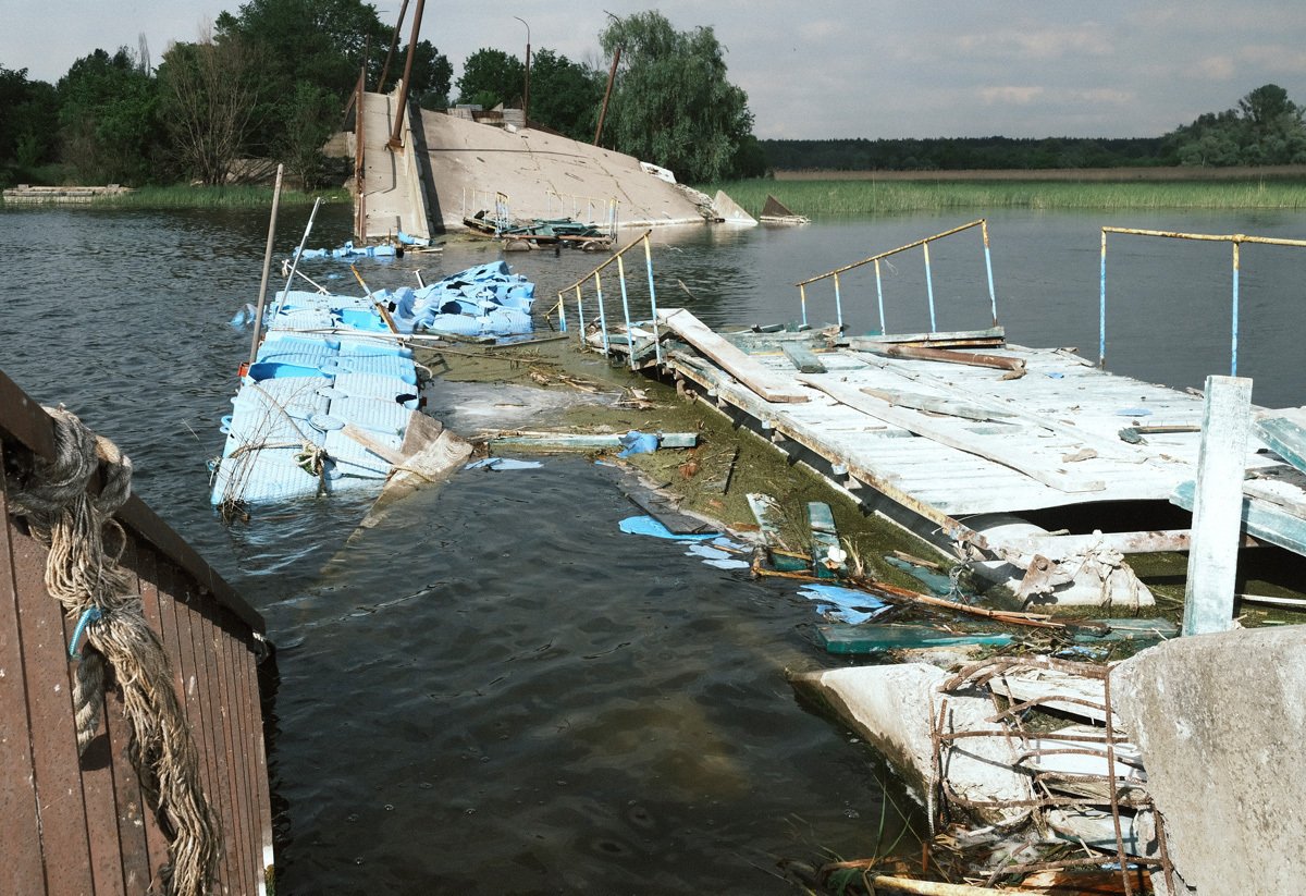 Вид на поврежденный мост в поселке Рубежное возле Волчанска, Харьковская область, Украина, 12 мая 2024 года. Фото: Георгий Иванченко / EPA-EFE
