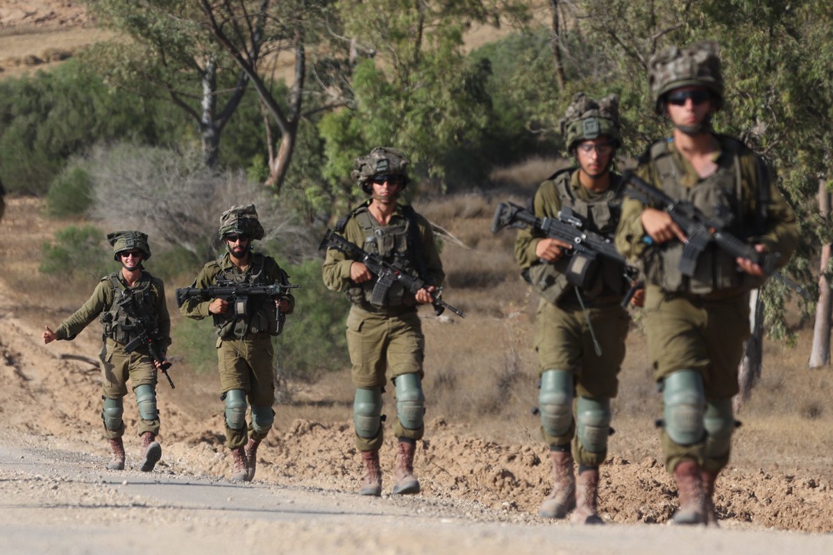 Израильские солдаты патрулируют границу с сектором Газа на юге Израиля, 13 июня 2024 года. Фото: Abir Sultan / EPA-EFE
