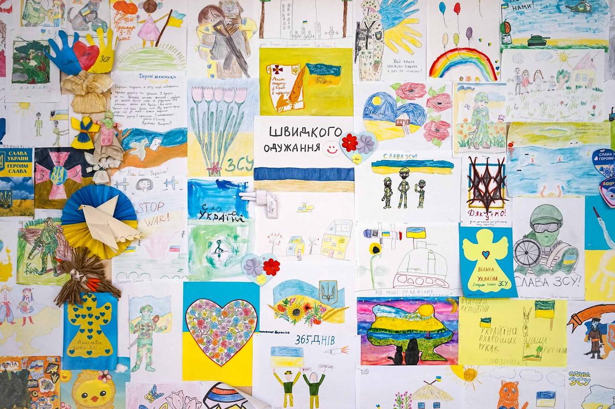 Детские рисунки на стене реабилитационного центра. Фото: Иван Черничкин / Заборона