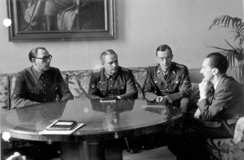 Генералы Власов и Жиленков на встрече у Геббельса, февраль 1945. Фото: Федеральный архив Германии