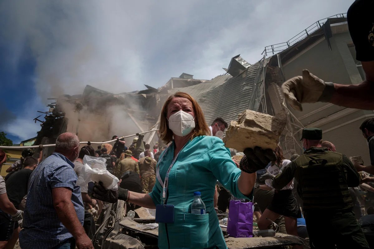 People clear debris from the Okhmatdyt Children’s Hospital following a direct hit on the facility on Monday. Photo: Ukrinform / Scanpix / LETA