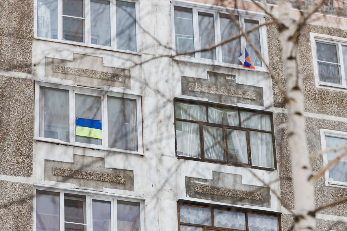Флаг Украины на балконе Ольги Назаренко. Фото: Елена Георгиева