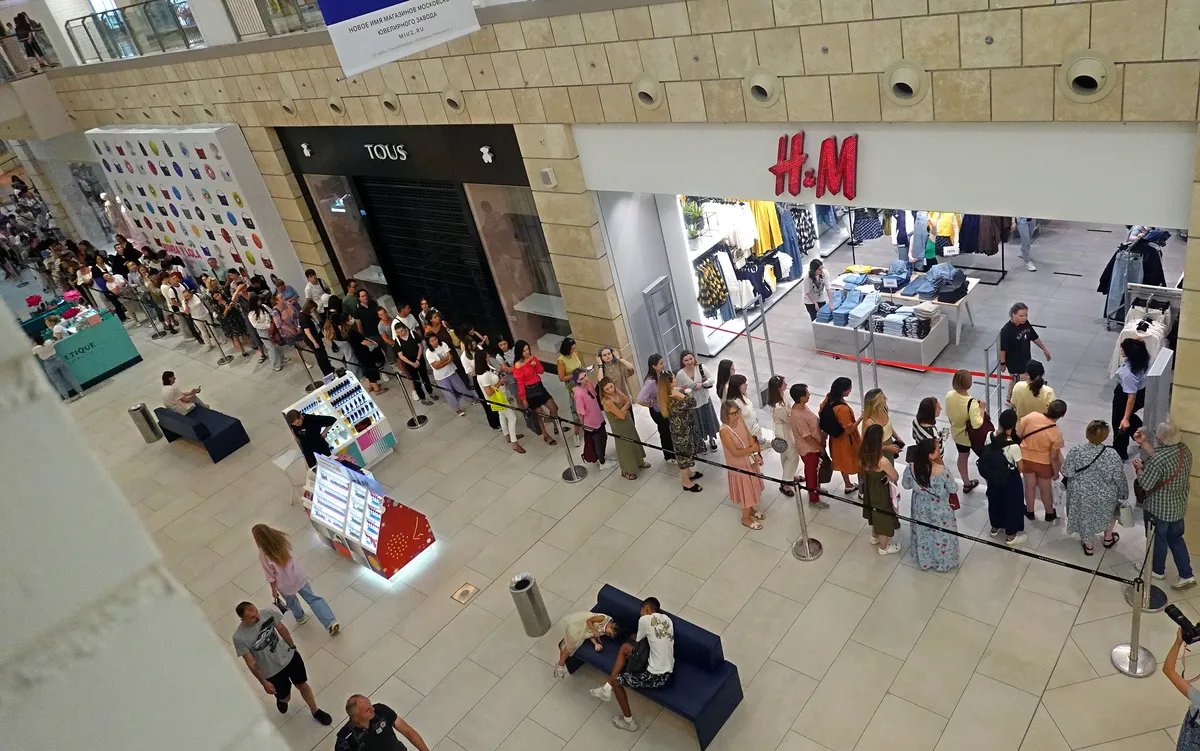 Россияне стоят в очереди в магазин H&M в ТЦ «Метрополис». Москва, Россия, 3 августа 2022 г. Фото: EPA-EFE/MAXIM SHIPENKOV