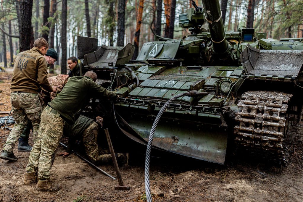 Украинские военные под Харьковом. Фото: Marco Cordone / SOPA Images / LightRocket / Getty Images