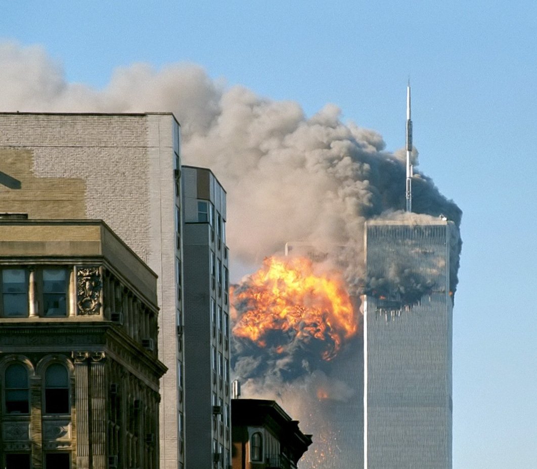 Взрыв в башне Всемирного торгового центра в Нью-Йорке во время теракта 11 сентября 2001 года. Фото: Lallint / Wikimedia (CC BY-SA 2.0 DEED)