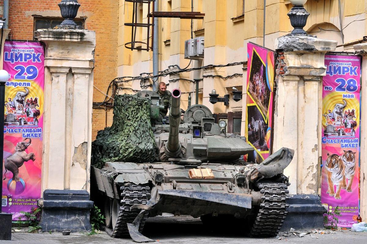 Военнослужащие частной военной компании «Вагнер» перекрыли улицу в центре Ростова-на-Дону, 24 июня 2023 года. Фото: Аркадий Будницкий / EPA-EFE
