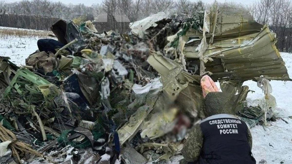 Обломки Ил-76 после крушения под Белгородом. Фото: МЧС России / EyePress News / Shutterstock / Vida Press
